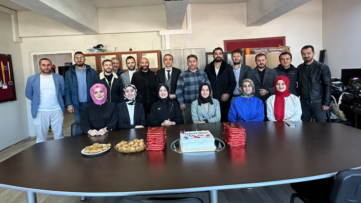 Okul Müdürümüz Mustafa Yaşar KAYIM'dan Öğretmenler Günü Hediyesi